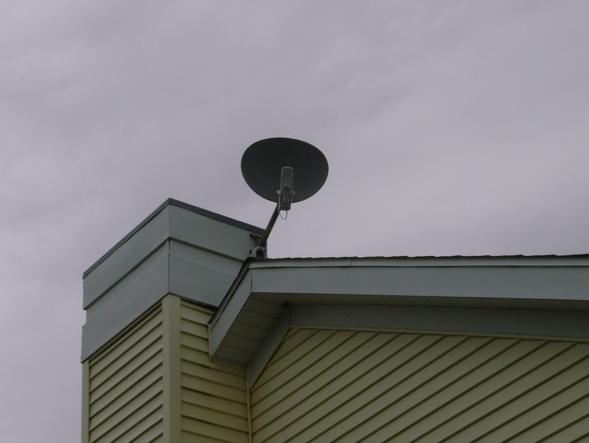 Motorola Canopy point-to-multipoint radio antenna with reflector dish